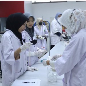 Praktikum Kimia Fisika Mahasiswa Jurusan Tadris Kimia