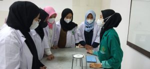 Mahasiswa Jurusan Tadris Kimia Melaksanakan Pembelajaran Pengenalan Alat-alat Kimia di Laboratorium MIPA
