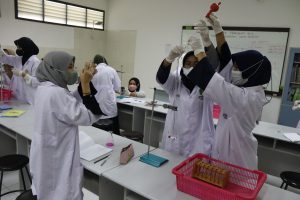Praktikum Mahasiswa Tadris Kimia Semester II