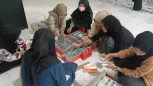 Perkuliahan Matakuliah Pengelolaan Laboratorium "Memperagakan Alat-alat Laboratorium"