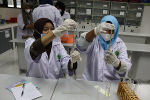 Mahasiswa Jurusan Tadris Kimia Melaksanakan Kegiatan Praktikum Offline di Laboratorium MIPA